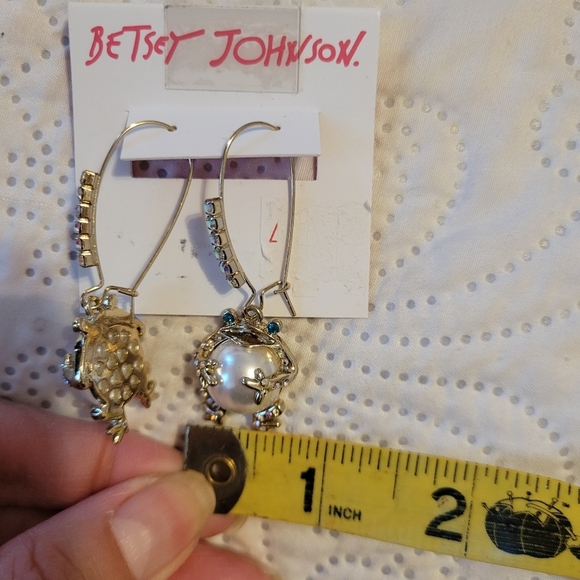 New!! Betsey Johnson Caribbean Queen Collection Faux Pearl Frog Earrings - Picture 5 of 6